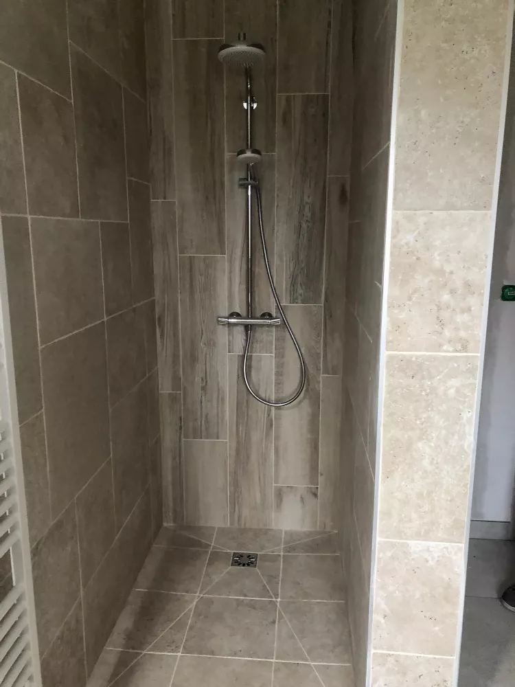Douche à l'italienne carrelée avec colonne de douche