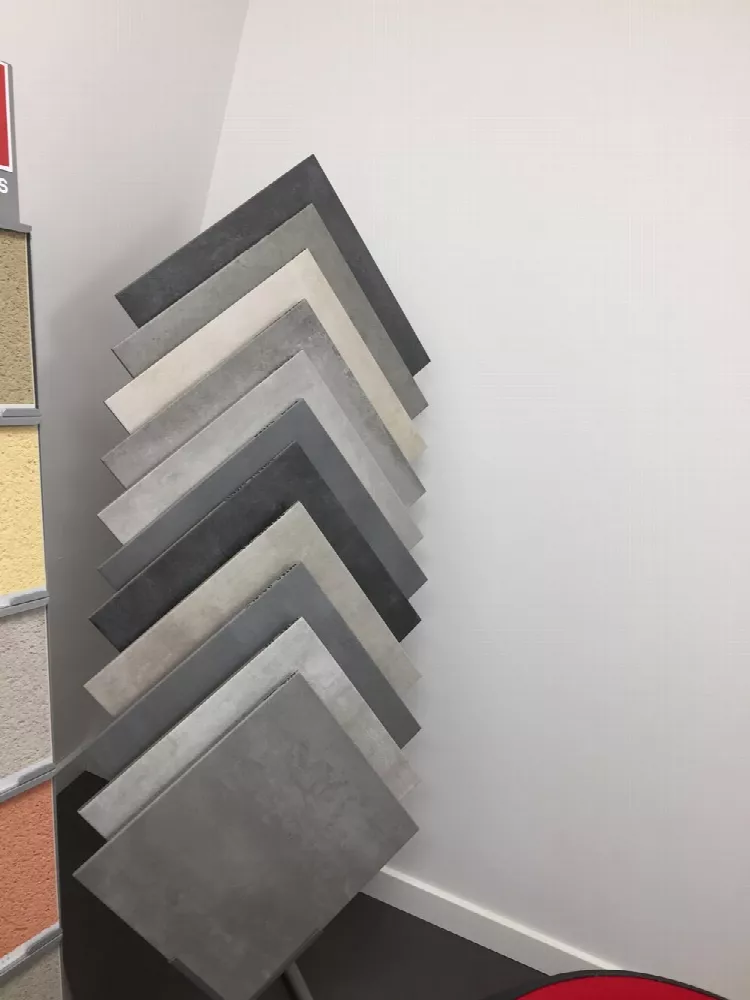 Échantillons de carrelage gris présentés en éventail