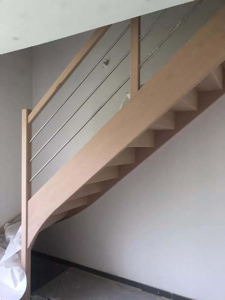 Escalier en bois clair à garde-corps à câbles