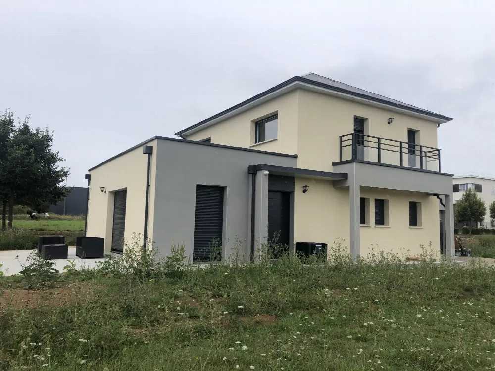 Maison à étage avec balcon et garage aux façades claires