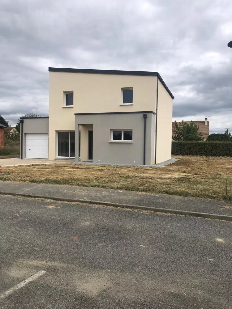 Maison à étage et garage, façade claire, bord de route