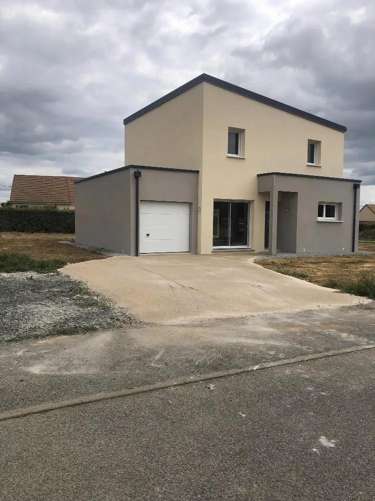 Maison à étage et garage intégré, façade claire et toit gris