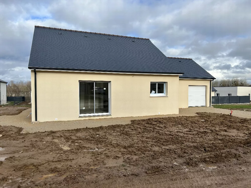 Maison neuve à toit d'ardoises avec garage et grande baie vitrée