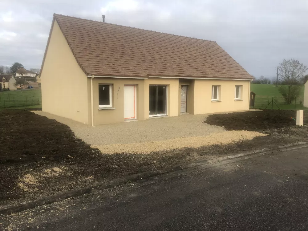 Maison de plain-pied à façade jaune et toit de tuiles, chantier terminé