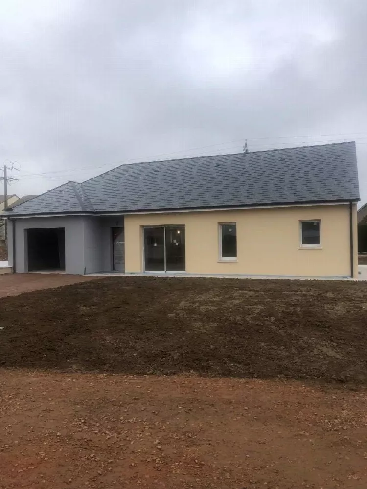 Maison de plain-pied à toit d'ardoises et grandes baies vitrées