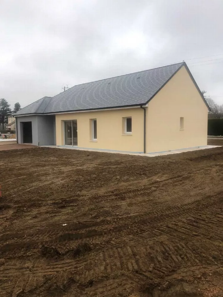 Maison de plain-pied avec toit d'ardoises, terrain en terre autour