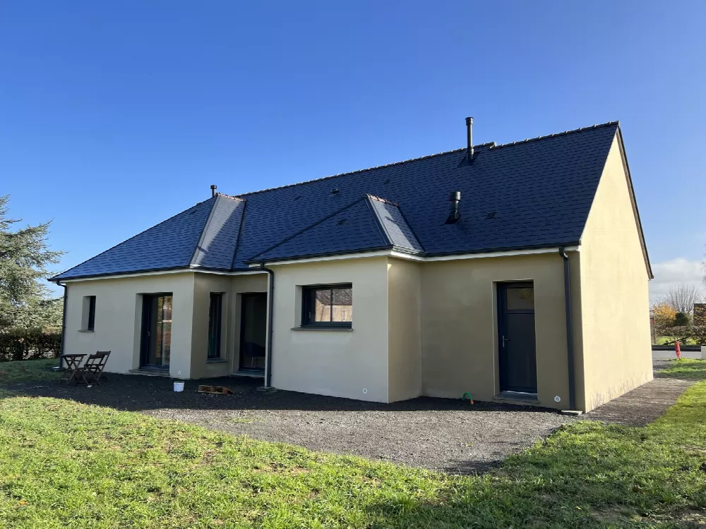 Maison de plain-pied à toiture en ardoises, façade claire