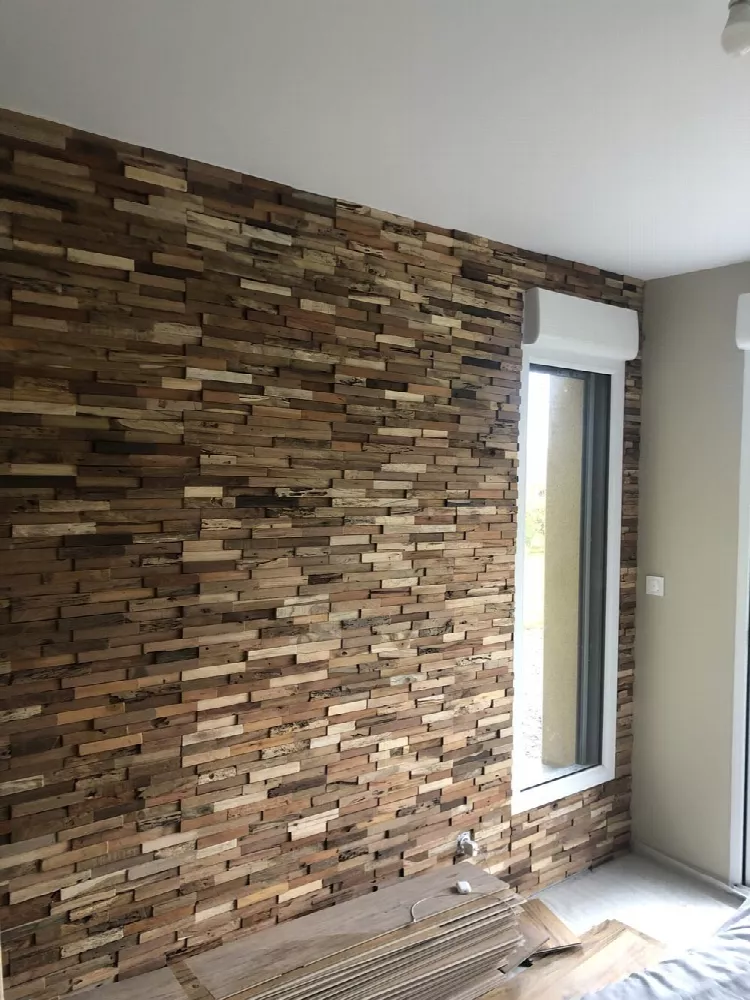 Mur intérieur habillé de lattes de bois