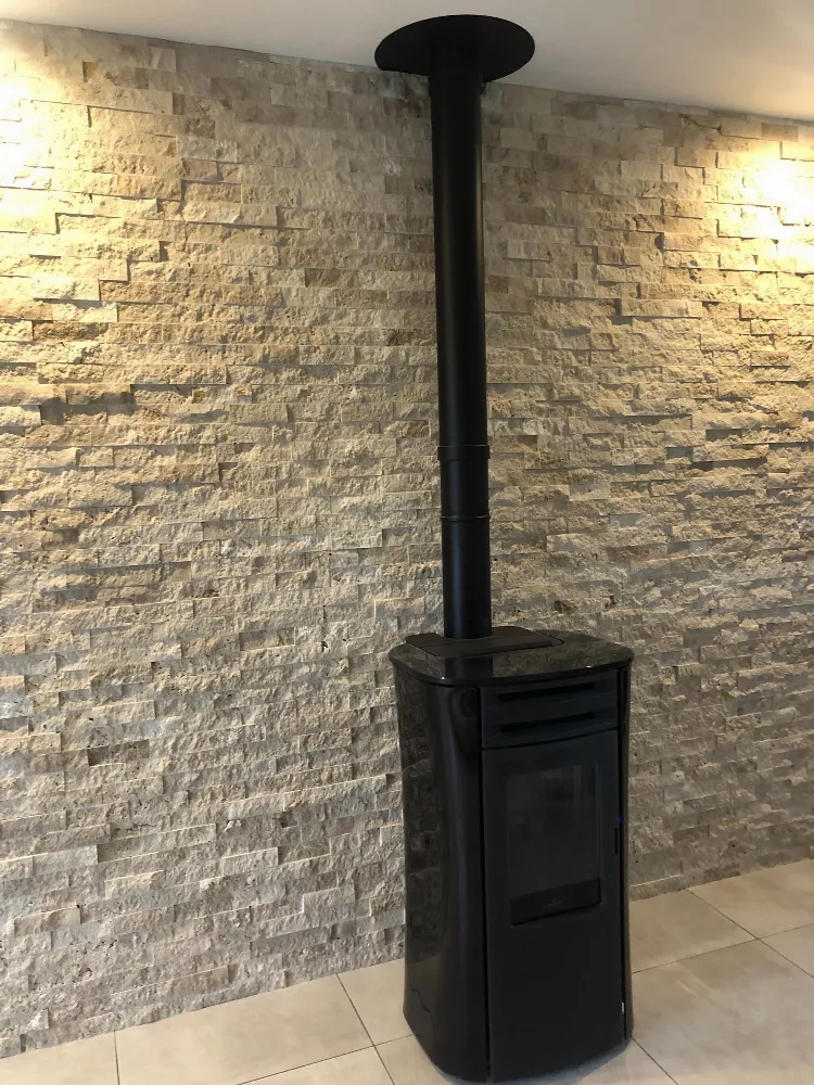 Mur en pierre de parement avec poêle noir