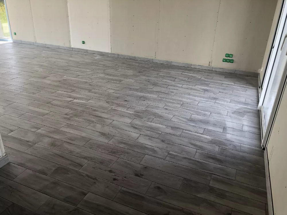 Pièce vide au sol carrelé effet bois