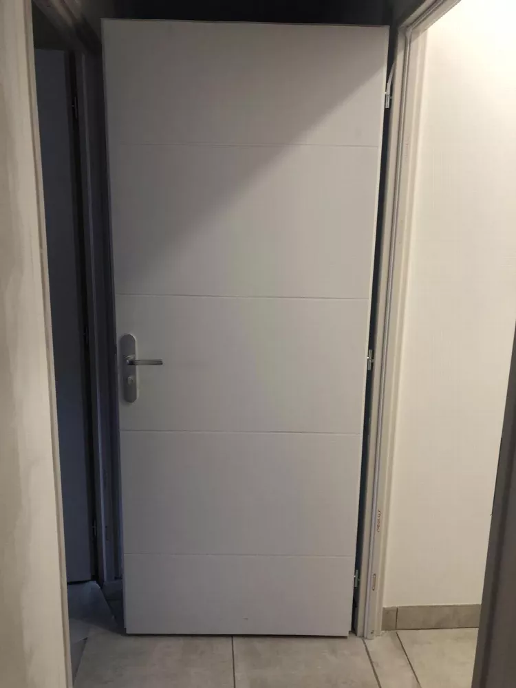 Porte intérieure blanche posée dans son encadrement