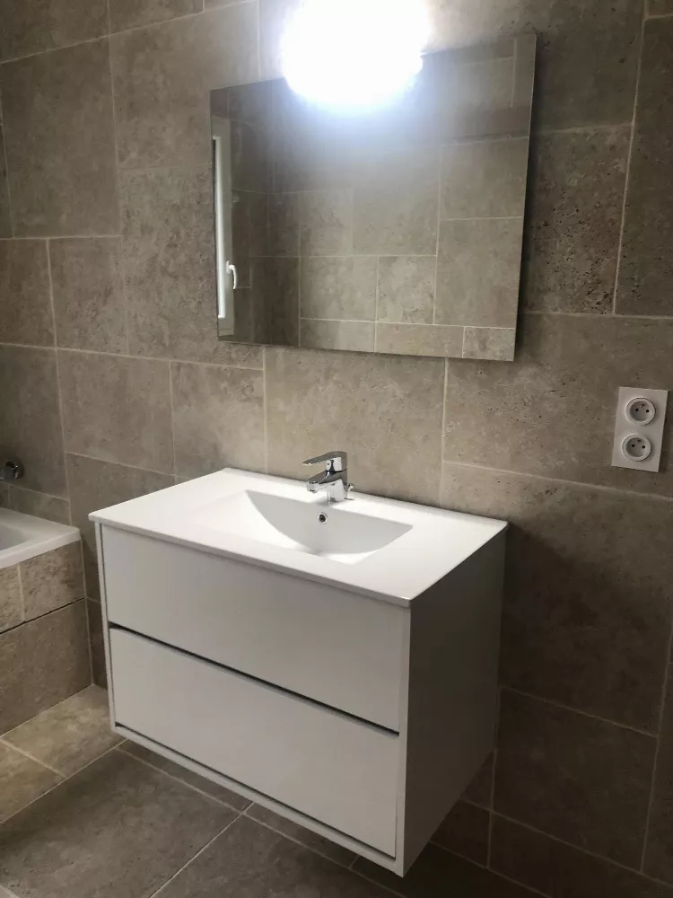 Salle de bain avec meuble vasque suspendu blanc et miroir